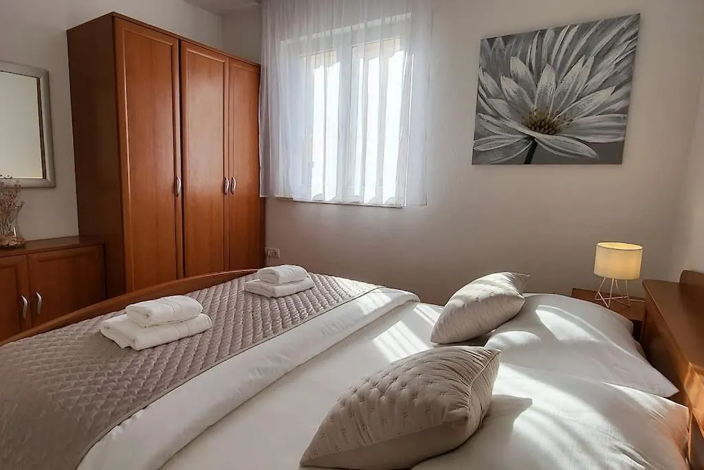 Sun Apartment With Sea View And Shared Pool Split Croatia